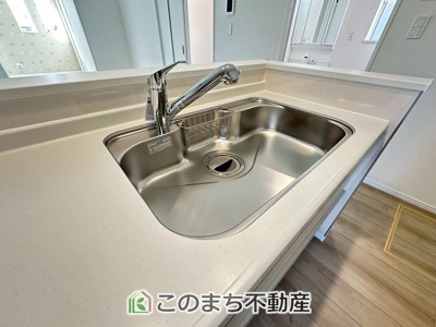 【設備】 | ハートフルタウン宇都宮市岩曽町1428番　Ｂ号棟 | ビルトイン型浄水器を内蔵したキッチン水栓。お米を研いだり、野菜を洗ったりするときなど用途に応じてワンタッチで浄水に切り替えが可能です。カートリッジ式なので、フィルターを簡単に交換する事が出来ます。
