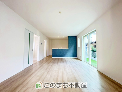 【居間・リビング】 | ハートフルタウン宇都宮市岩曽町1428番　Ｂ号棟 | オープンでのびやかな空間を生み出す、こだわりの広がりとゆとり。家族と過ごす時間を大切にしたい方にぴったりの明るくゆとりある住空間です。
