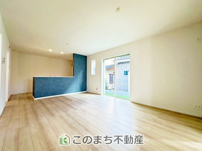 【居間・リビング】 | ハートフルタウン宇都宮市岩曽町1428番　Ｂ号棟 | 柔らかな色合いのフローリングと清潔感の溢れるクロスが明るい空間を創り出しているリビング・ダイニング。
