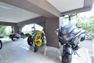 【駐車場】 | バイク置き場。空き区画の有無や駐輪料金、サイズおよび排気量規定などについては、改めてお問い合わせください。～即日のご見学可能～　お問合せはお気軽にどうぞ。
