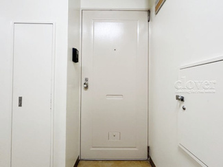 【その他共用部分】 | 皆様をお迎えする、お部屋の玄関ドア。開けやすさや開放角度、ドアノブの操作しやすさや鍵の形状などを、現地で一度ご確認ください。～即日のご見学可能～　お問合せはお気軽にどうぞ。