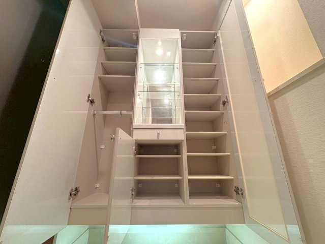 京都市営地下鉄烏丸御池線「烏丸御池」駅まで徒歩２分◆角住戸２ＬＤＫ◆アスティミア御池東洞院通の玄関|シューズBOX付き