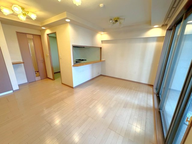 京都市営地下鉄烏丸御池線「烏丸御池」駅まで徒歩２分◆角住戸２ＬＤＫ◆アスティミア御池東洞院通の居間・リビング|リビング