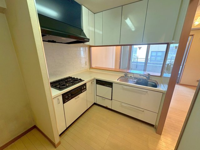 京都市営地下鉄烏丸御池線「烏丸御池」駅まで徒歩２分◆角住戸２ＬＤＫ◆アスティミア御池東洞院通のキッチン|キッチン