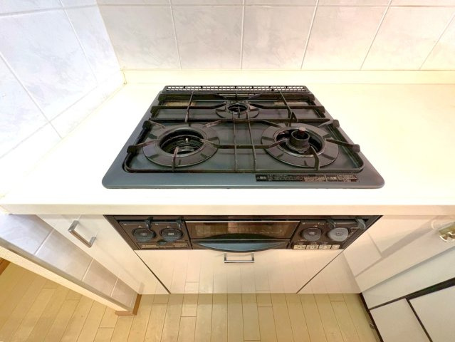 京都市営地下鉄烏丸御池線「烏丸御池」駅まで徒歩２分◆角住戸２ＬＤＫ◆アスティミア御池東洞院通のキッチン|３口ガスコンロ