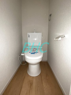 【トイレ】 | 神宮町 | シンプルでシャープなフォルムは、そのデザイン性だけでなく汚れが拭きやすくお手入れ簡単です。