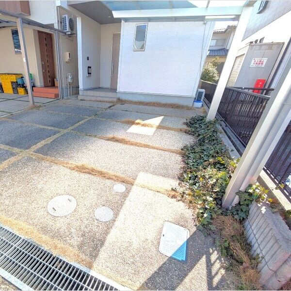 稲場町1丁目戸建の駐車場