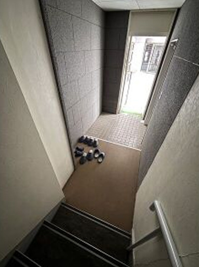 大阪市中央区高麗橋３丁目の店舗事務所の玄関