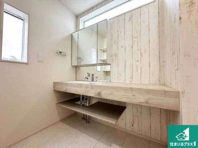 神戸市西区竹の台　第2期　新築一戸建ての独立洗面台|清潔感のある洗面台です。フラットな鏡は掃除がしやすく毎日清潔！鏡裏には収納があるのでスッキリとした洗面台が保てます。