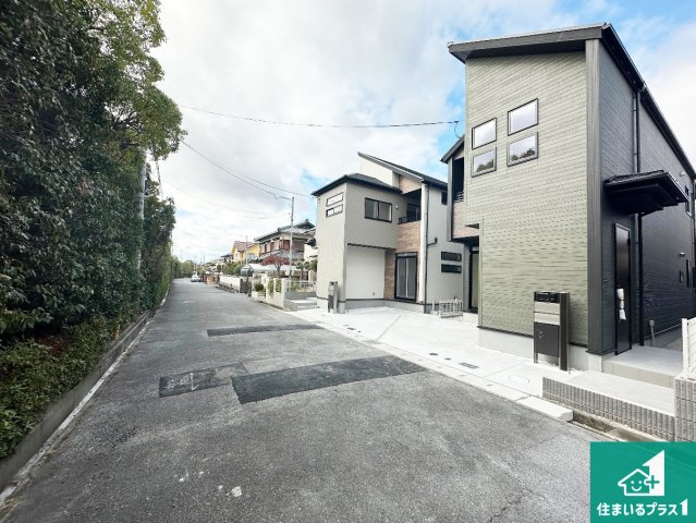 神戸市西区竹の台　第2期　新築一戸建ての前面道路含む現地写真|周辺は閑静な住宅街！前面道路広々で車の出し入れも便利です。駐車が苦手な方でも安心して車庫入れできます！