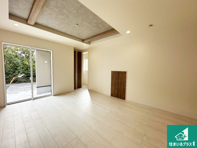 神戸市西区竹の台　第2期　新築一戸建ての居間・リビング|日当たり良好の明るいリビングで朝の目覚めもスッキリできそう！対面キッチンでご家族のコミュニケーションも自然と増える設計！小さなお子様が遊ぶスペースを作っても広々とくつろげるLDK！