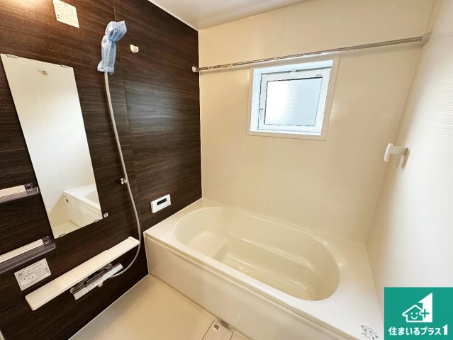 神戸市西区竹の台　第2期　新築一戸建ての浴室|足をゆったり伸ばして寛げる浴槽です。窓が設けられていますので差し込む光が明るく穏やかな雰囲気にしてくれます♪浴室乾燥機も設置しているので、雨の日の洗濯物も安心です♪