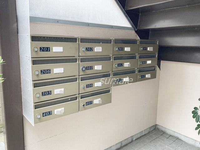 フローラルハイツのエントランス|プライバシーに配慮したメールボックス。