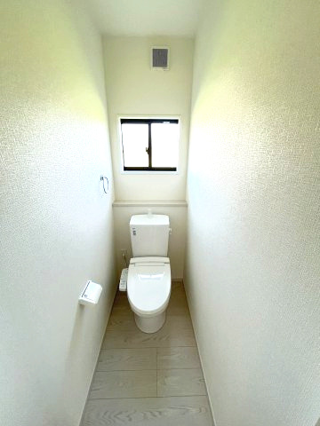 【トイレ】 | 福岡市西区今津13期・平屋　1号棟（全1棟）【仲介手数料無料・0円】 | 現地写真。1階のトイレです。