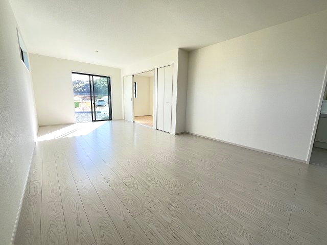 【居間・リビング】 | 福岡市西区今津13期・平屋　1号棟（全1棟）【仲介手数料無料・0円】 | 現地写真。