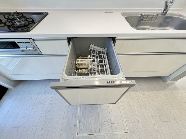【キッチン】 | 福岡市西区今津13期・平屋　1号棟（全1棟）【仲介手数料無料・0円】 | 現地写真。食洗器が付いてます。