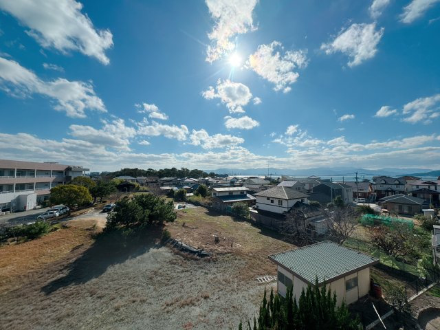 【展望】 | アンピール海の中道アクアヴィラ☆仲介手数料無料☆ | 室内への採光を遮らず、お部屋の奥まで明るい陽光を届けます。また、お洗濯物もパッと干せて取り込みやすく、家事動線をスマートにしてくれる機能的なバルコニーです。