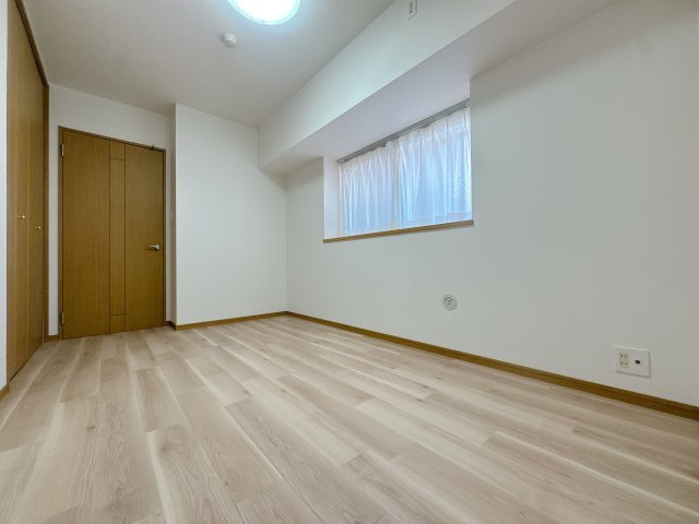 【洋室】 | アンピール海の中道アクアヴィラ☆仲介手数料無料☆ | 外部の喧騒を忘れさせてくれる、落ち着いた雰囲気の洋室。クローゼット完備で、寝室としてはもちろん、集中して作業したいリモートワークスペースにも最適です。