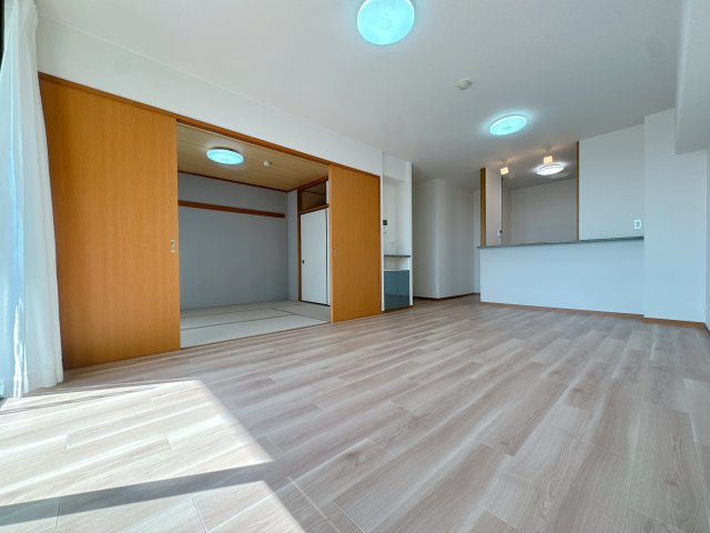 【居間・リビング】 | アンピール海の中道アクアヴィラ☆仲介手数料無料☆ | ナチュラルな色調でまとめられた内装は、どんな家具とも相性抜群。自分好みのインテリアで、理想の暮らしをデザインできます。