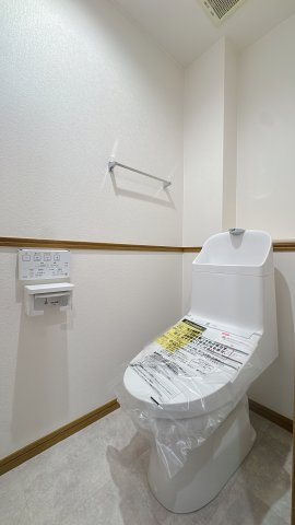 【トイレ】 | アンピール海の中道アクアヴィラ☆仲介手数料無料☆ | 清潔感のある温水洗浄便座付きトイレ。毎日使う場所だからこそ、シンプルで落ち着ける空間に仕上げています。