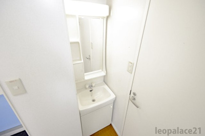 【独立洗面台】 | レオパレスコラッジオ | 清潔感溢れるスタイリッシュな洗面台