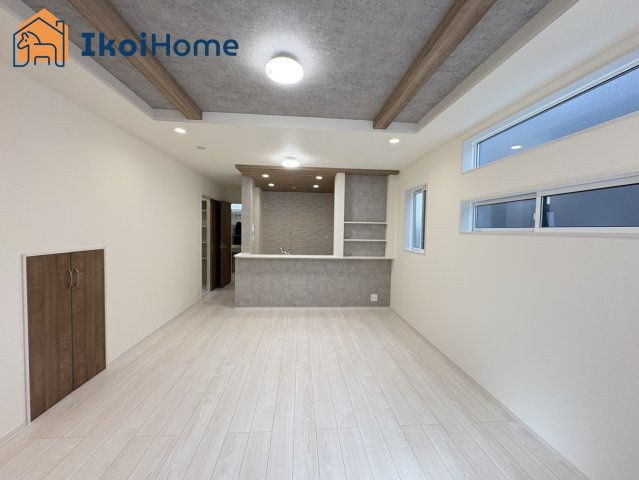 神戸市西区竹の台1丁目２期1号棟　新築戸建の居間・リビング|【ホームページに現地動画掲載中】●年中無休：当日予約可●15帖あるLDKだからこそ開放感があります。