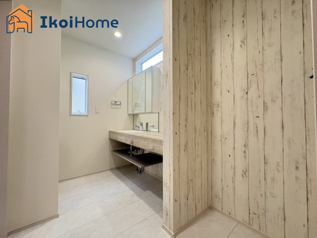 神戸市西区竹の台1丁目２期1号棟　新築戸建の洗面所|【ホームページに現地動画掲載中】●年中無休：当日予約可●おしゃれな木目調の洗面室で暖かい雰囲気♪