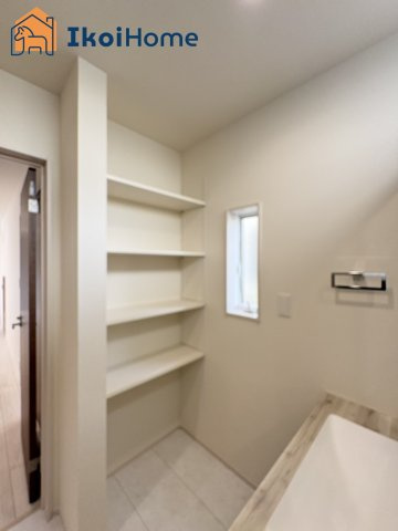 神戸市西区竹の台1丁目２期1号棟　新築戸建の内装|【ホームページに現地動画掲載中】●年中無休：当日予約可●洗面所にはバスタオル等収納できる便利な棚付き