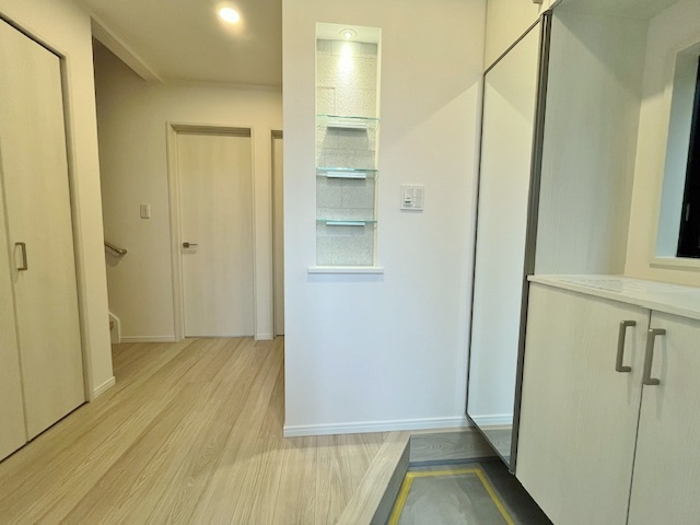 練馬区春日町1丁目の玄関|家の顔でもある玄関にはホールを設けゆとりある空間を演出しています