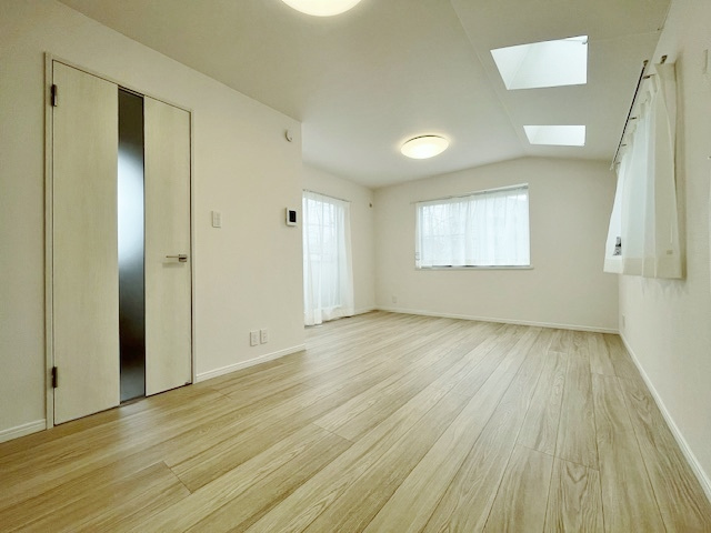 練馬区春日町1丁目の居間・リビング|新規リフォーム済みにつき快適に新生活のスタートができます
三面開口の明るく快適な13.5帖のLDK
トップライトを施しているので室内で自然光と感じることができます