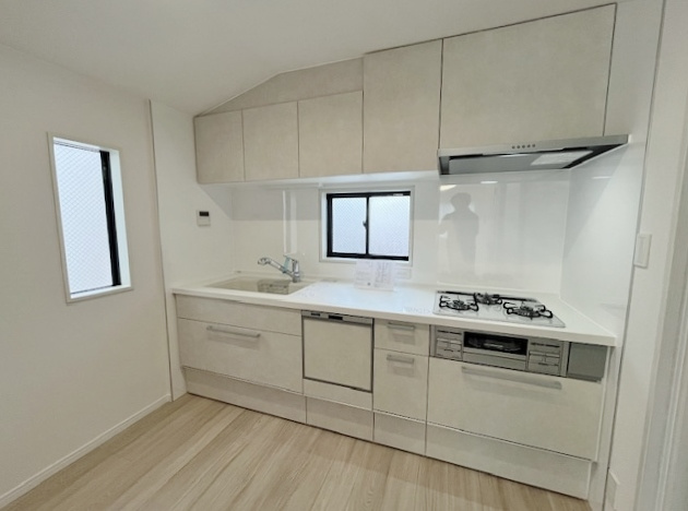練馬区春日町1丁目のキッチン|キッチンも新規交換につき快適です
白を基調をした清潔感あふれるキッチン
小窓を設け彩光と通風に優れてます
食器洗乾燥機、ガラストップコンロ、浄水器が標準装備です