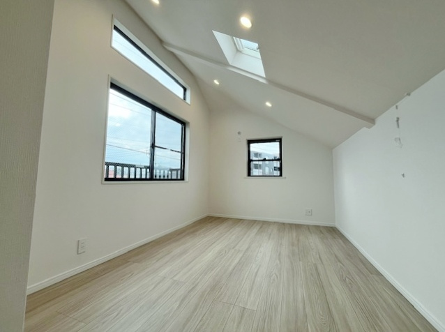 練馬区春日町1丁目の洋室|3階洋室
多面開口の明るく快適な洋室です
トップライトを施しているので室内で自然光と感じることができます