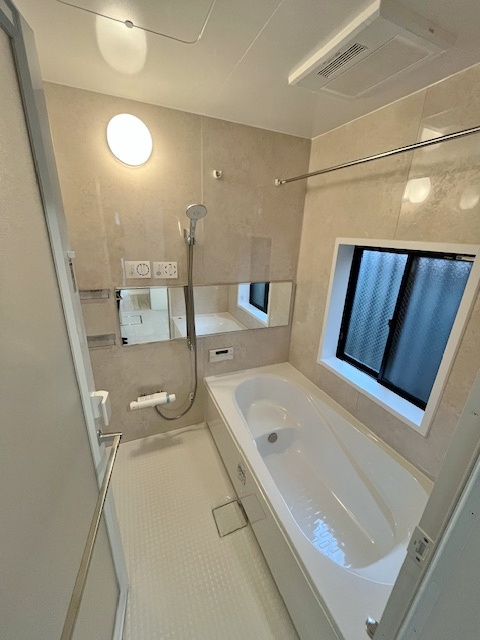 練馬区春日町1丁目の浴室|浴室も新規交換につき快適です
落ち着いた色合いの浴室
一坪タイプの浴室は足を伸ばしてゆっくりバスタイムを楽しめます