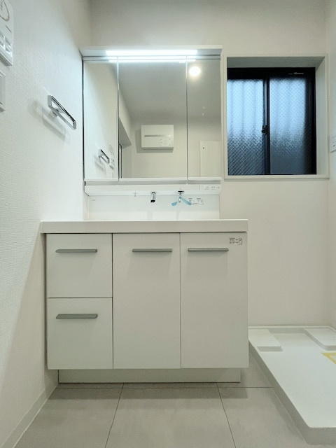 練馬区春日町1丁目の独立洗面台|洗面台も新規交換につき快適です
使いやすい三面鏡の洗面台
広々と洗面室はお子様との入浴にも儒分なスペースがございます