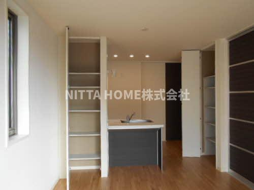 ルミエール・ヴェールのその他|リビングルームにも収納棚付き＊