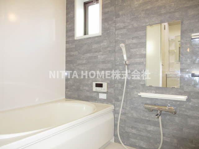 ルミエール・ヴェールの浴室|小窓付きの浴室です○