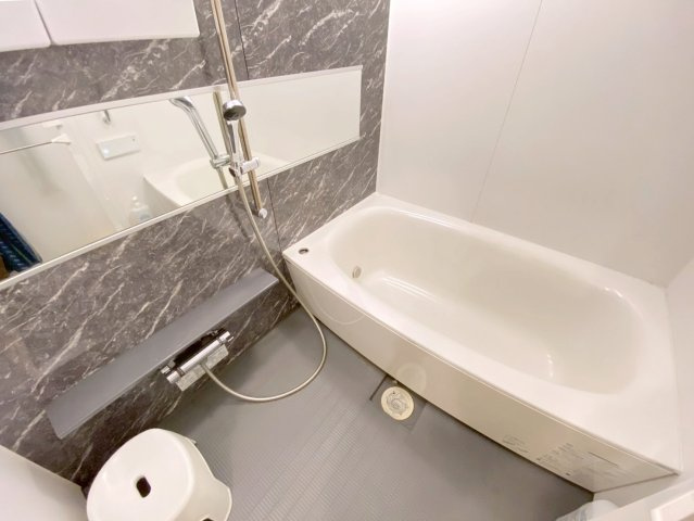 エンブルエバー焼津の浴室