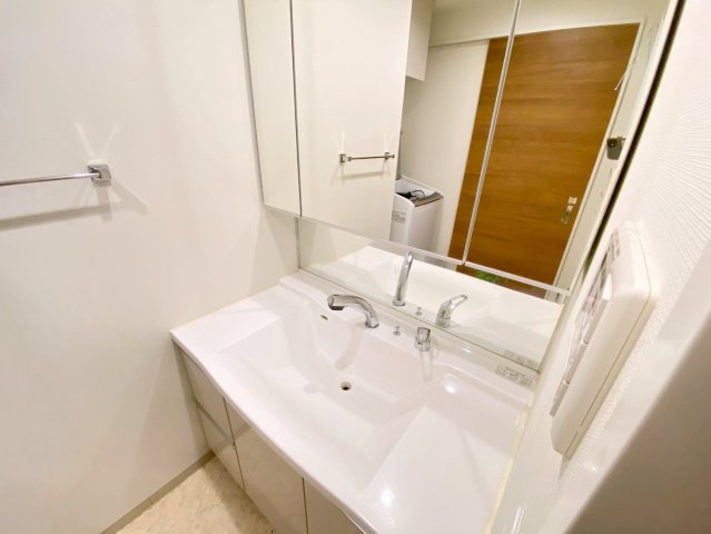 エンブルエバー焼津の独立洗面台