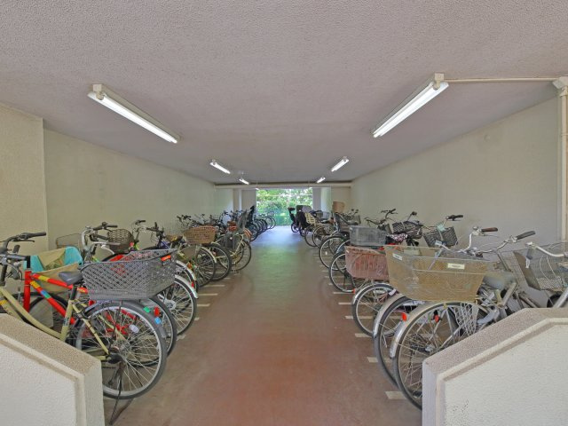 ■駐輪場が完備されており、自転車を使う方にも便利です。周辺の交通機関も整っていて便利な立地です。