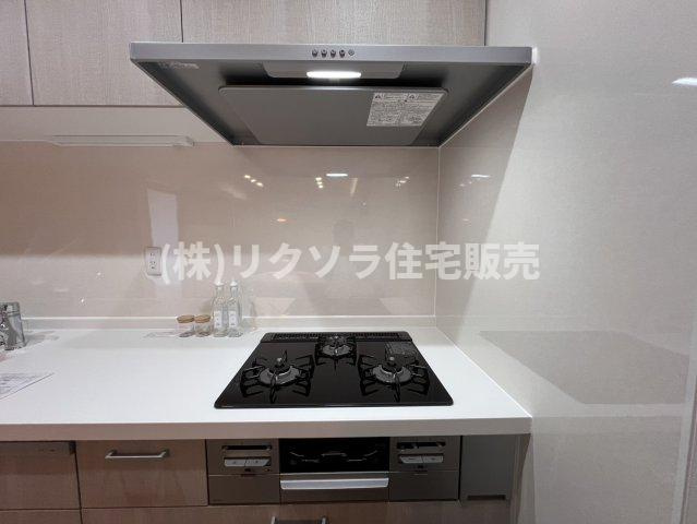 枚方淀川公園スカイハイツのキッチン|ビルトイン三口コンロ
■物件内覧・資金計画相談・住宅ローン相談、リフォーム相談、お問合せ受付中■
※当日・翌日のご内覧、ご相談はお電話でのお問合せがスムーズです！