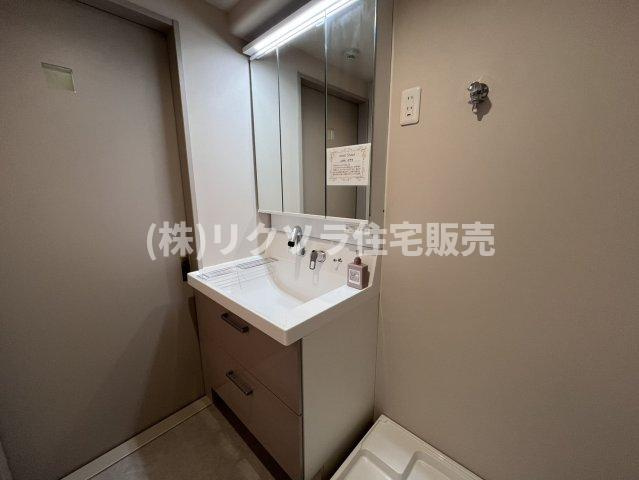 枚方淀川公園スカイハイツの独立洗面台|三面鏡付き独立洗面台
■物件内覧・資金計画相談・住宅ローン相談、リフォーム相談、お問合せ受付中■
※当日・翌日のご内覧、ご相談はお電話でのお問合せがスムーズです！