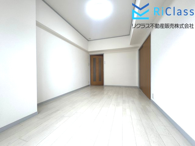 天保山第5コーポ1号棟の寝室|広くて明るい寝室