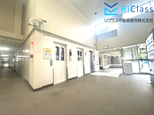 天保山第5コーポ1号棟のエントランス|エレベーター３基あります