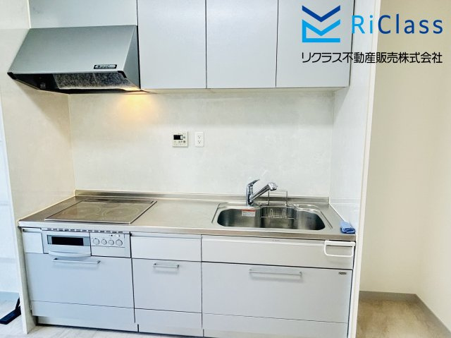 天保山第5コーポ1号棟のキッチン|きれいなシステムキッチンはIHクッキングヒーター付きです