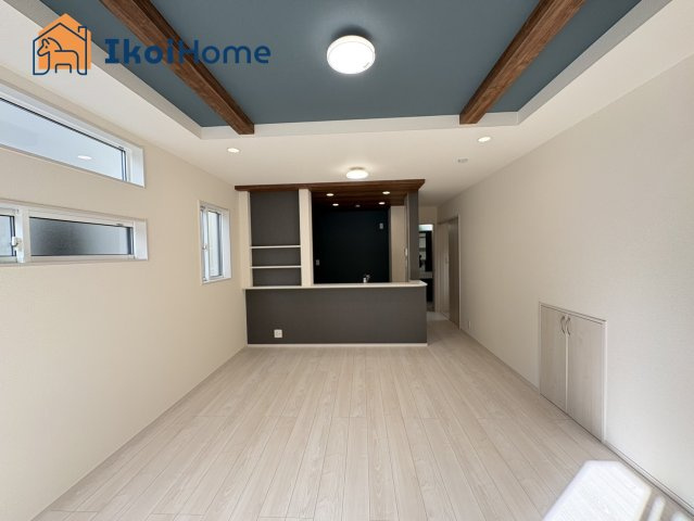 神戸市西区竹の台1丁目２期2号棟　新築戸建の居間・リビング|【ホームページに現地動画掲載中】●年中無休：当日予約可●リビングにはおしゃれな折り上げ天井を採用！