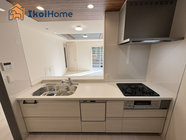 神戸市西区竹の台1丁目２期2号棟　新築戸建のキッチン|【ホームページに現地動画掲載中】●年中無休：当日予約可●三口コンロには火口にＳＩセンサーを搭載！