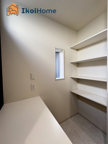 神戸市西区竹の台1丁目２期2号棟　新築戸建の洗面所|【ホームページに現地動画掲載中】●年中無休：当日予約可●洗面所にはバスタオル等収納できる便利な棚付き