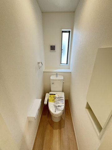 【内装】 | 福岡市南区鶴田4丁目第10　1号棟（全1棟）【仲介手数料無料・0円】 | 施工例。2階にもトイレです。施工例は完成時と異なる場合があります。