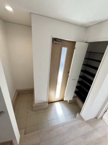 【玄関】 | 福岡市南区鶴田4丁目第10　1号棟（全1棟）【仲介手数料無料・0円】 | 施工例。施工例は完成時と異なる場合があります。