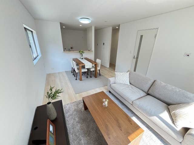 【内装】 | 福岡市南区鶴田4丁目第10　1号棟（全1棟）【仲介手数料無料・0円】 | 施工例。リビングです。施工例は完成時と異なる場合があります。